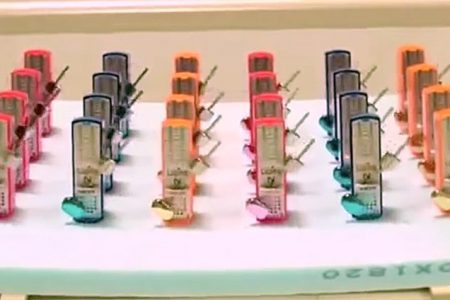 picture of 31 metronomes clicking in unison